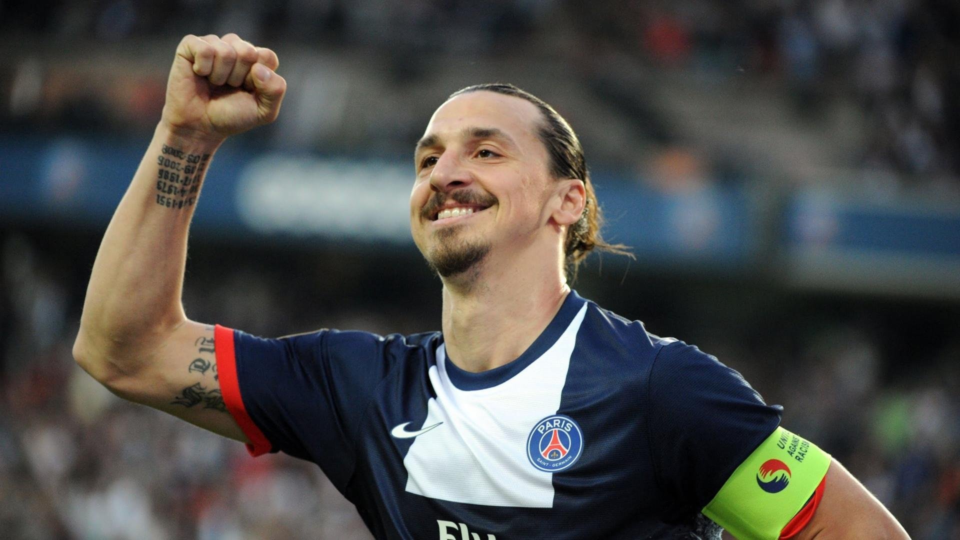 简:凭借敏捷的移动和精准的传球,快速助攻全黑队进攻